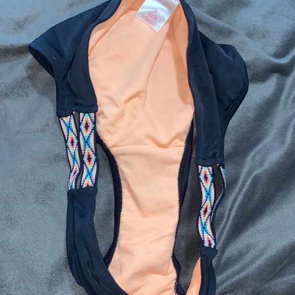 🎱Adorable 2 piece bikini! - Picture 9 of 11